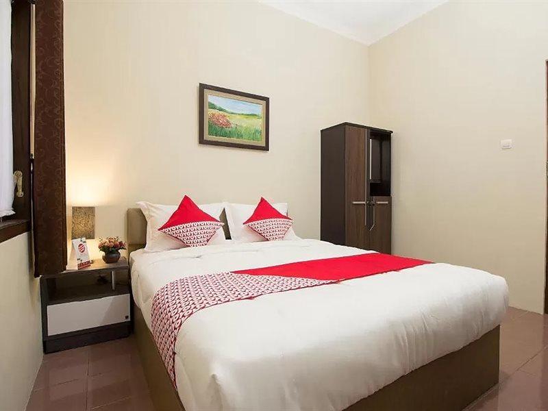Oyo 572 Omah Gedongkuning Syariah Homestay Джокьякарта Экстерьер фото