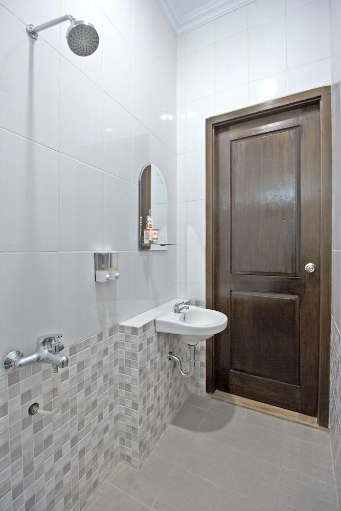 Oyo 572 Omah Gedongkuning Syariah Homestay Джокьякарта Экстерьер фото