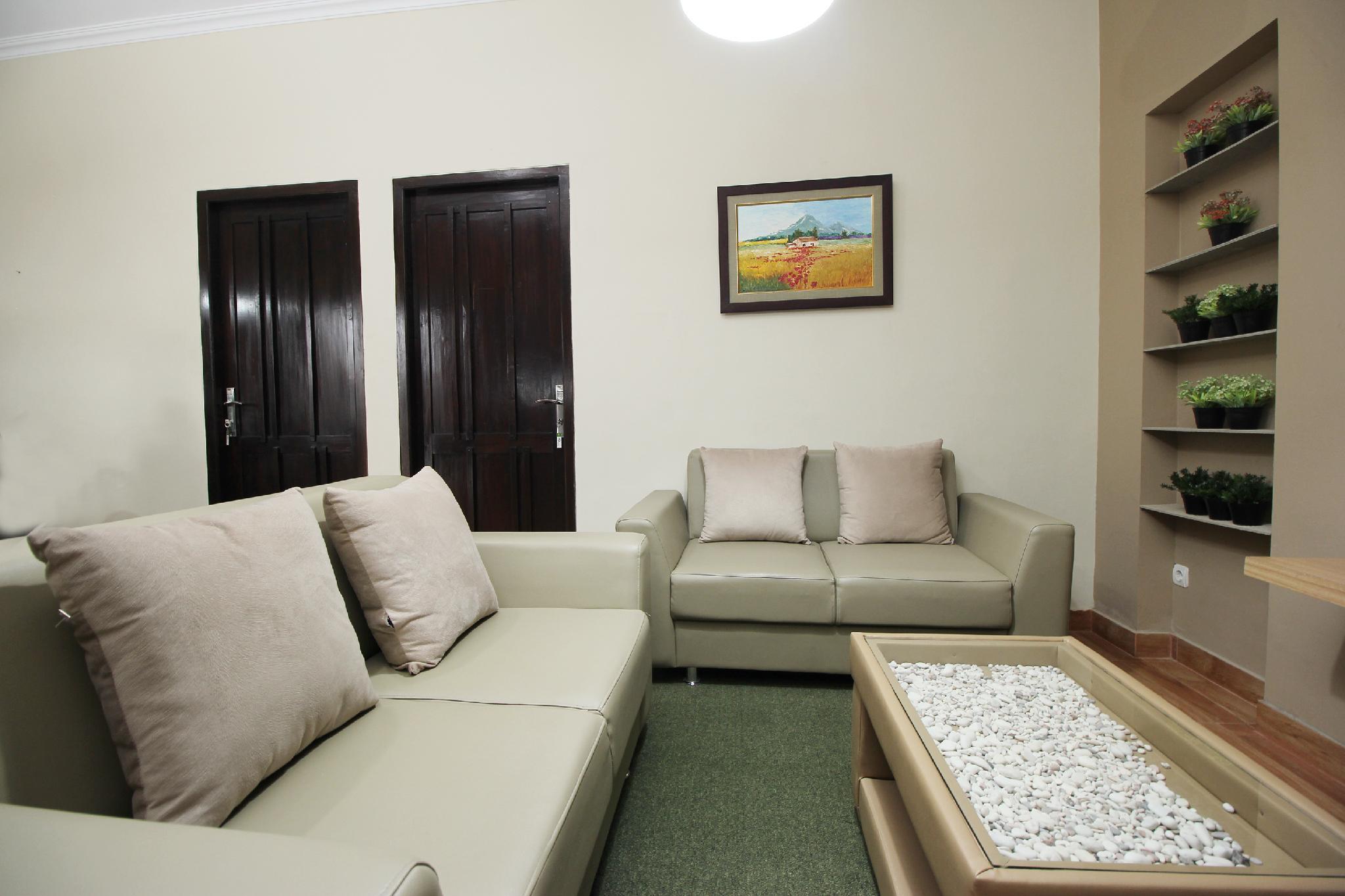 Oyo 572 Omah Gedongkuning Syariah Homestay Джокьякарта Экстерьер фото